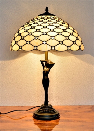 tiffany bordlampe dt163 hvid skærm med rudeformet glas og hvide perler damefigurfod h60cm ø40cm - Se Tiffany lamper